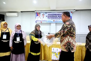 Dukung UMKM Tingkatkan Produktifitas, Wali Kota Bekasi Salurkan Peralatan Usaha